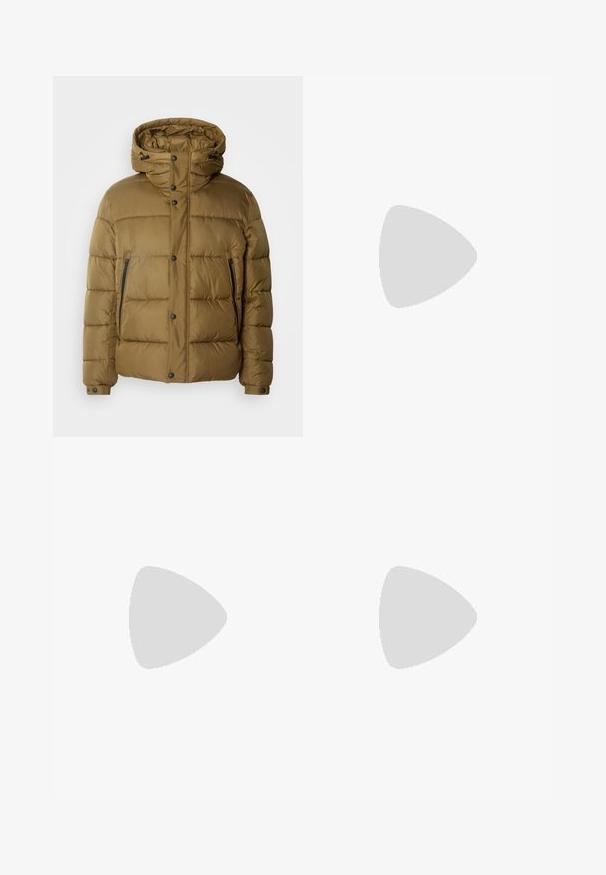 Giacca trapuntata verde oliva, con cappuccio, dotata di bottoni a pressione, due tasche con zip e un motivo trapuntato per un migliore isolamento.; Maglione a collo alto nero realizzato in materiale morbido, con maniche lunghe e vestibilità aderente. Bordo a coste all'orlo e ai polsini. Design semplice.; Jeans in denim nero con un design a gamba dritta, dotati di chiusura a bottone e cerniera, cinque tasche e dettagli di cucitura discreti.; Scarpa nera in pelle con lacci, punta tonda, texture liscia, cuciture minime e tacco in gomma basso. Logo sul tacco.