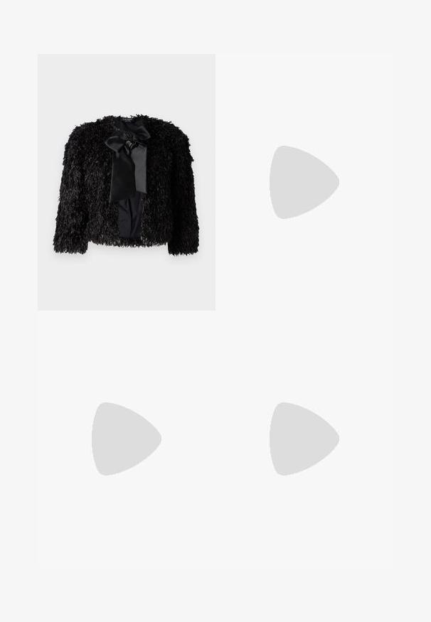 Svart fluffig jacka med rund hals, långa ärmar och en stor satinrosett framtill. Har en texturerad, buskig yta.; Vit skräddarsydd topp i ribbat tyg med korta ärmar och rynkade detaljer på sidorna för textur och form.; Vita högmidjade jeans med vida ben, tillverkade av denim; har fem fickor, kopparnitar och dragkedjeöppning.; Platta sandaler med en brun gummisula, designade med tre överlappande vita läderspännen och en liten rosett i mitten.; Svart vadderad läderhandväska med en guldkedjestraps och ett lås i guld. Rektangulär form med en texturerad yta.