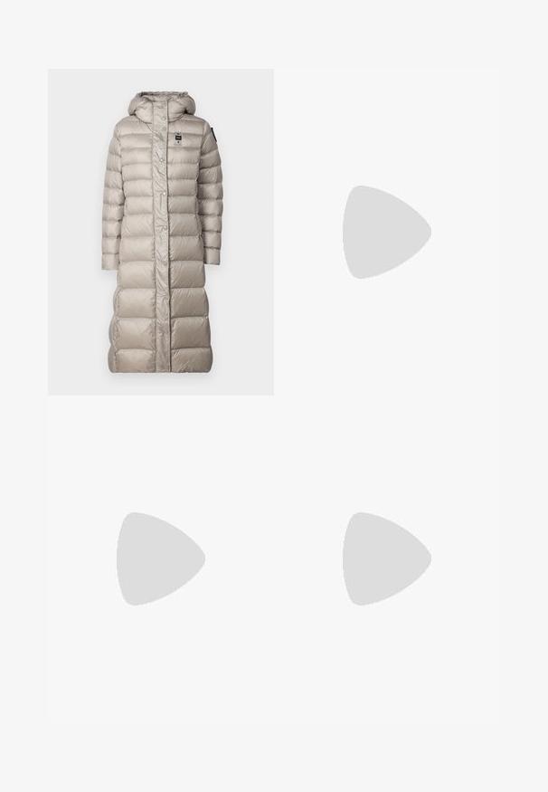 Blauer ANITA - Kaput ispunjen paperjem - grigio nebbia/blue; Bjela kratka majica s kratkim rukavima s tamnoplavim horizontalnim prugama, s vezanim logotipom "Tommy Hilfiger" na prsima. Klasični dizajn s okruglim izrezom.; Nabrana bijela suknja s crnim elastičnim pojasom na kojem se nalazi logo "LACOSTE". Srednje dugačak dizajn s mekim teksturom.; Bijele kožne tenisice s debelim bijelim potplatom, crnim zamšastim akcentom na peti i ugraviranim logom sa strane. Dizajn s vezicama i šest rupa za vezivanje.
