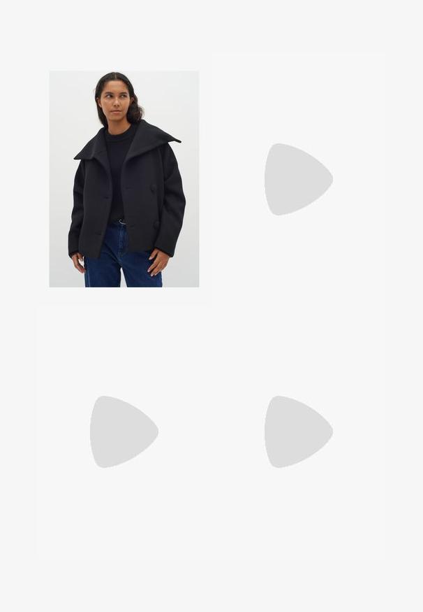 Cappotto in misto lana nero con un ampio colletto, due grandi bottoni e una vestibilità rilassata. Indossato sopra un maglione nero e jeans in denim blu.; Maglione a collo alto nero a coste con maniche lunghe e design aderente, caratterizzato da una texture liscia e da una silhouette strutturata.; Jeans dritti di colore blu chiaro realizzati in denim. Presentano tasche frontali, zip e bottone, e cuciture visibili lungo le cuciture.; Stivali neri al ginocchio realizzati in materiale sintetico liscio. Tacco spesso e arrotondato, con un bottone decorativo laterale e un pannello elastico.