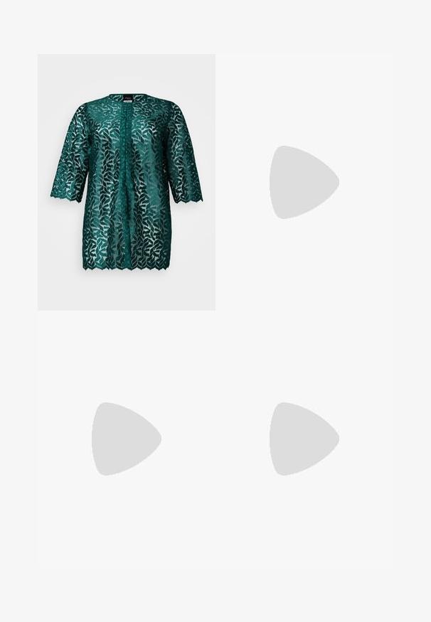 Blusa em renda azul-turquesa com padrão de folhas, decote redondo e mangas três quartos. Tecido semi-transparente com bainha recortada e fecho de botão.; Três t-shirts ajustadas em branco, cinza e preto. Cada uma possui um decote amplo e mangas curtas. Feitas de um tecido liso e elástico.; Calças largas de um bege claro com uma cintura elástica e um laço ajustável. Feitas de um tecido suave; apresentam um design simples e sem adornos.; Sapato slingback branco com bico pontiagudo, ponta preta, salto baixo e textura suave. Apresenta uma tira ajustável e elegante no calcanhar.