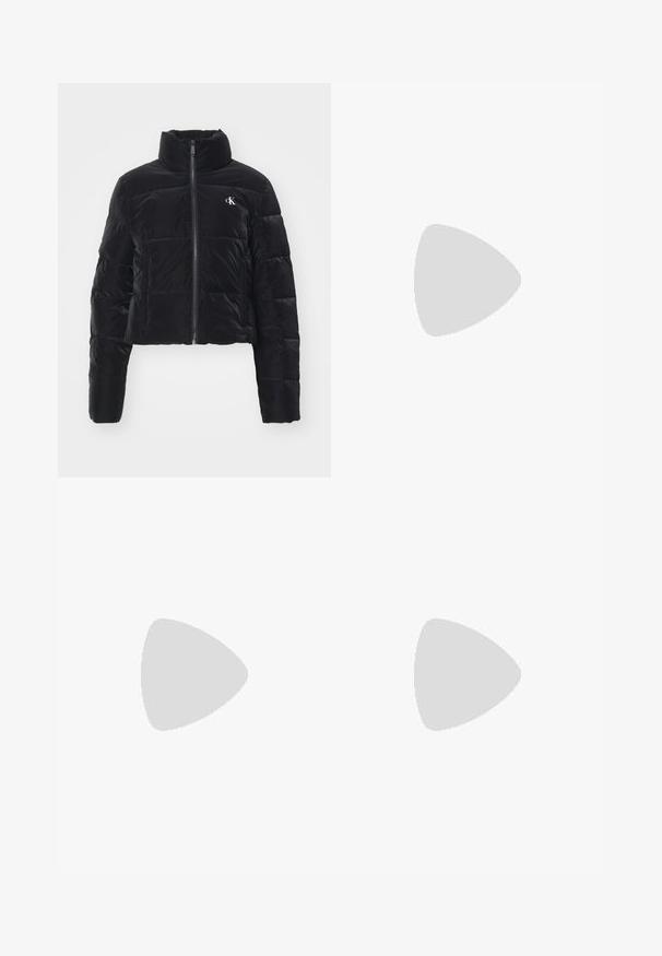Sort cropped pufferjakke med høj krave, lynlås lukning og vandret quiltet design. Har et lille hvide logo på brystet.; Hvid bomulds t-shirt med korte ærmer, rund halsudskæring og en afslappet pasform. Glat tekstur, ingen mønstre eller accenter, minimalistisk design.; Sorte vidde jeans lavet af denim, med høj talje, fem-lomme stil og en metalknap lukning med kontrasterende syninger.; Sorte læder loafers med rund tå, tyk tekstureret sål og minimale syninger. Elegant design uden synlige snørebånd eller hardware.