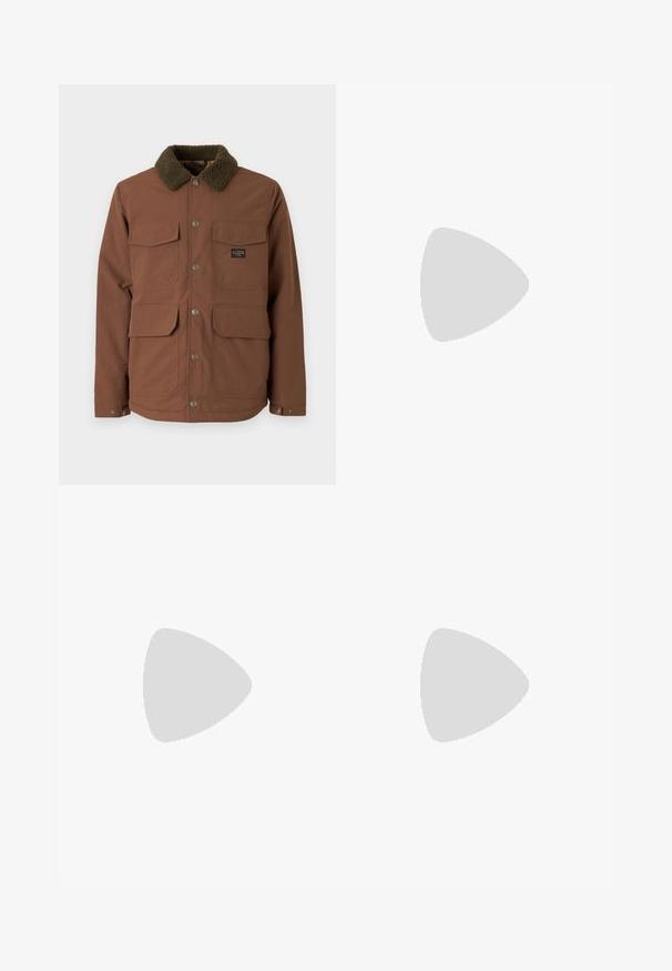 Brun jakke med en blød grøn fleecekrave, to brystlommer, to nederste lommer, metalknapper og et mærke på venstre bryst.; Lyseblå bomulds T-shirt med korte ærmer, der har et rødt Nike-logo og sort tekst, der står "AUTORIZERET PERSONALE ONLY" på brystet.; Sort denim brede bukser med kontrastsyninger, fem-lomme design og frontlukning med knap. Glat tekstur og holdbart stof.; Lyseblå sneakers med brune såler, udstyret med markante turkise snørebånd og gule accenter. Strukturerede materialer og synlig luftdæmpning.