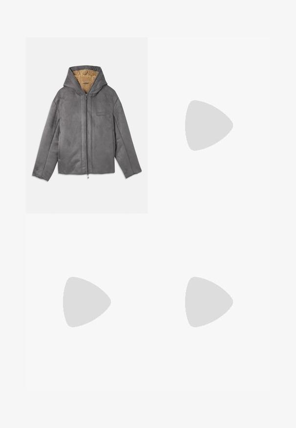 Siva suede jakna s kapuco, z mehkim svetlim polarjem na notranji strani, sprednjim zadrgo in minimálnim logotipom na prsih.; Bela sweatshirt s krožnim izrezom, dolgimi rokavi in rebrastimi manšetami. Ima natisnjen logotip "Armani Exchange 1991" v modri in zeleni barvi.; Črne bombažne hlače s ravnim krojem, z gumbom za zapiranje, dvema sprednjima žepoma in gladko teksturo.; Bela usnjena športna obutev z gladko površino, okroglo prst, ravne vezalke in teksturiran podplat. Ima diskretno logo na peti.