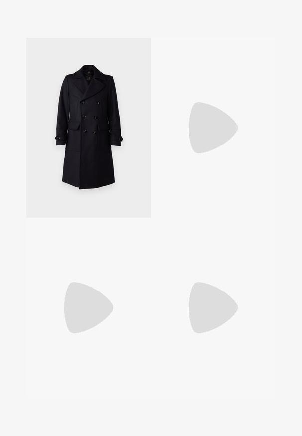 Belstaff MILFORD COAT - Klasikinis paltas - ink blue; Balta polo marškinėliai pagaminti iš medvilnės ir poliesterio mišinio, su apykakle, dviejų mygtukų uždarymu ir subtiliu siuvinėtu logotipu ant krūtinės.; Bežinės medvilninės kelnės su tiesiu kirpimu, turinčios mygtuko uždarymą ir priekyje raukšles papildomai dekoratyviam akcentui.; Calvin Klein HYBRID CUP - Įmautiniai batai - triple black