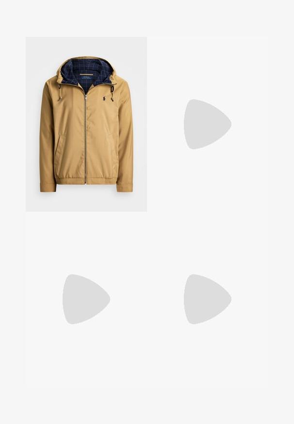 Tan zip-up jack met een verstelbare capuchon. Voorzien van een marineblauwe ruitvoering, zijzakken, elastische manchetten en een klein logo op de borst.; Beige langemouwen shirt gemaakt van een katoenmix. Heeft een button-down kraag, zeven knopen aan de voorkant en een klein geborduurd logo op de linkerborst.; Beige katoenen chino's met een rechte pasvorm, riemlussen en zijzakken. Recht model met een gladde textuur en een lichte, ademende gevoel.; Witte leren sneakers, laag model, met een gladde textuur, ronde neus, vetersluiting aan de voorkant en een klein geborduurd logo aan de zijkant.