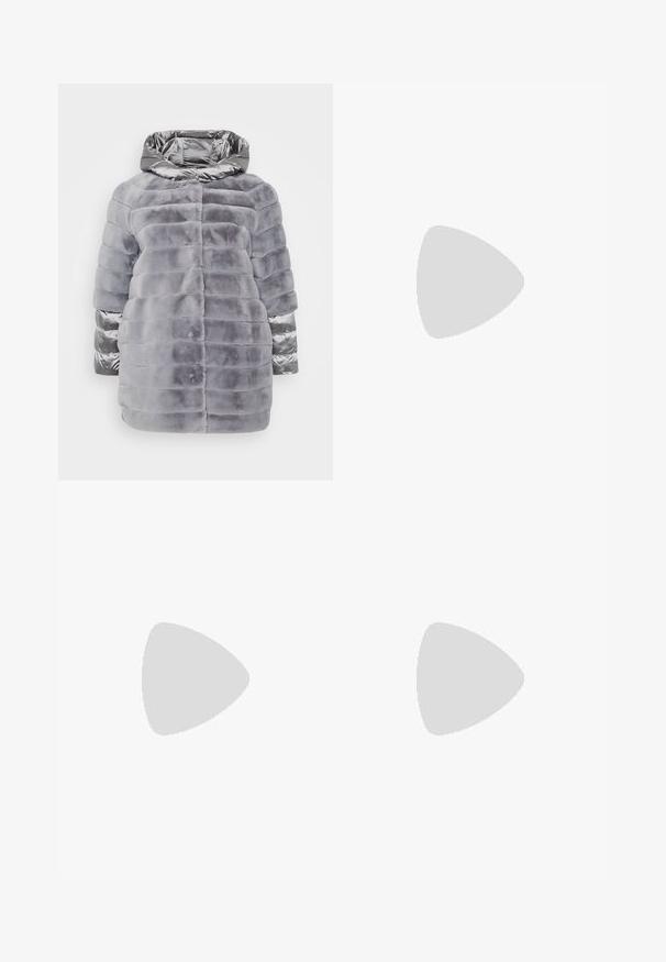 Persona by Marina Rinaldi ADELCHI - Zimný kabát - grigio medio; Pieces PCKITTE ROLLNECK - Top s dlhým rukávom - chicory coffee; Čierne riflové nohavice s vysokým pásom a rozšírenými nohavicami, s gombíkovým zapínaním, bočnými vreckami a hladkou textúrou.; Čierne kožené šnurovacie topánky s hrubou, zúbkovanou čiernou gumovou podrážkou a žltým prešívaním pozdĺž okraja, s hladkým povrchom.