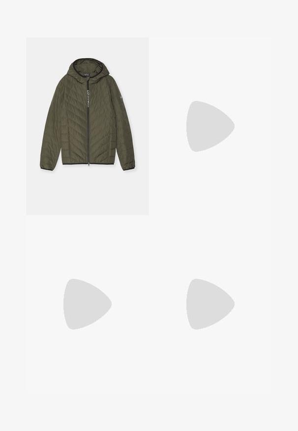 EA7 Emporio Armani TRAIN PREMIUM  JACKET - Jakna ispunjena paperjem - verde scuro; Crna pamučna majica s kratkim rukavima, okruglim izrezom i malom oznakom logotipa sprijeda koja sadrži simbole za njegu u bijeloj boji.; Crne hlače od lagane, teksturirane tkanine, ravnog kroja, s elastičnom gumicom u struku i bočnim džepovima sa zatvaračem.; Crne nubuk tenisice s bijelim gumenim potplatom, s toniranim šavovima i dizajnom vezanja. Glatka tekstura s modernim, strujnim oblikom.