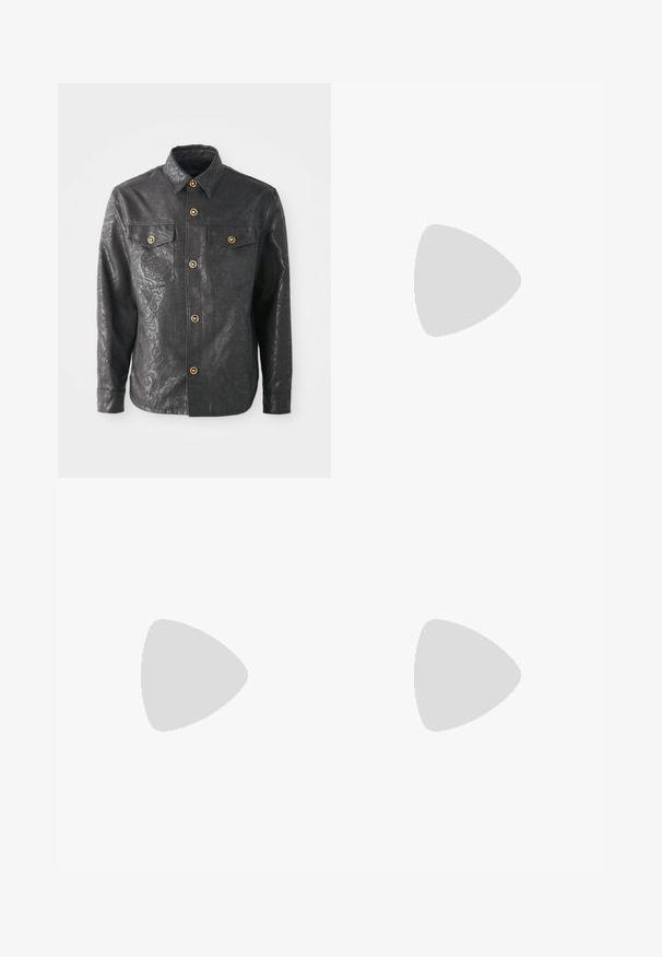 Svart skjorta med knappar i texturerat tyg, med ett subtilt blommönster, guldtonade knappar och två bröstfickor.; Vit t-shirt i bomull med korta ärmar, rund hals och en liten grå logotyp på vänster bröst. Slät textur.; Mörkblå bomullsbyxor med rak bendesign, frontknappstängning och klassisk midja med bälteshällor.; Vit sneaker med en slät läderöverdel, beige snören och en strukturerad beige mocka hälflik. Förhöjd sula för extra höjd.