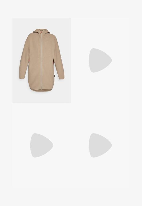 Chaqueta de forro polar beige con capucha y cremallera frontal, que presenta una superficie texturizada, mangas largas y bolsillos laterales. Detalles en color contrastante.; Camiseta de manga larga negra de algodón con cuello redondo. Presenta un pequeño logotipo blanco en la parte izquierda del pecho. Diseño y ajuste simples.; Pantalones negros ajustados hechos de un material flexible. Las características incluyen un bolsillo lateral con cremallera, rodillas articuladas y una textura suave.; Bota de senderismo negra con un diseño de medio caña, que cuenta con una parte superior texturizada, acentos grises y una suela de goma duradera con tacos de tracción.