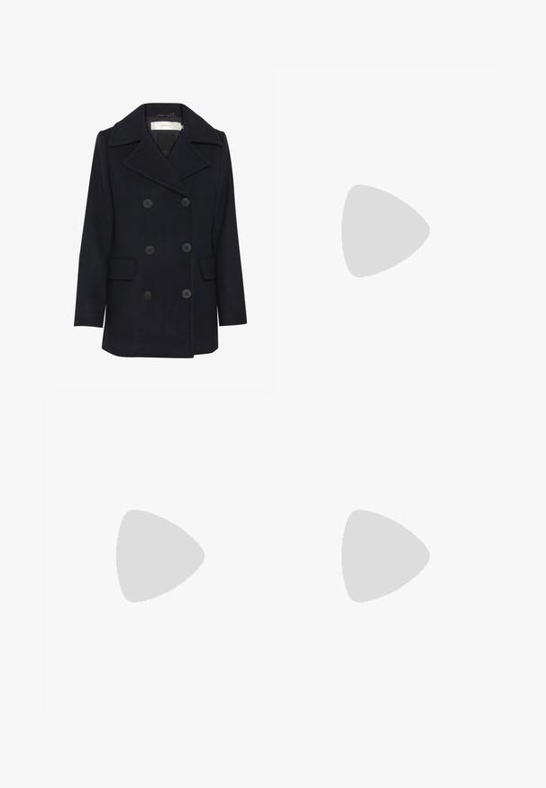 InWear PERRYIW SAILOR  - Kratki kaputi - marine blue; Bezrukavni pulover u tamnosmeđoj boji, napravljen od meke, teksturirane tkanine. Ima okrugli izrez i rebraste rubove na otvorima za ruke i donjem rubu.; Braon široke hlače od mekog materijala, s debelim pojasom i glatkom teksturom, bez vidljivih uzoraka ili hardvera.; Smeđe nubuk tenisice s bijelim detaljima i vezicama. Gumeni potplat. Nosene s bijelim čarapama s crnim prugama. Zeleno teksturirano pod.; Smeđa zamska torba s širokim otvorom, dugim trakama i zatvaranjem na vezicu s metalnim naglascima. Nemačka tekstura s minimalnim šavovima.