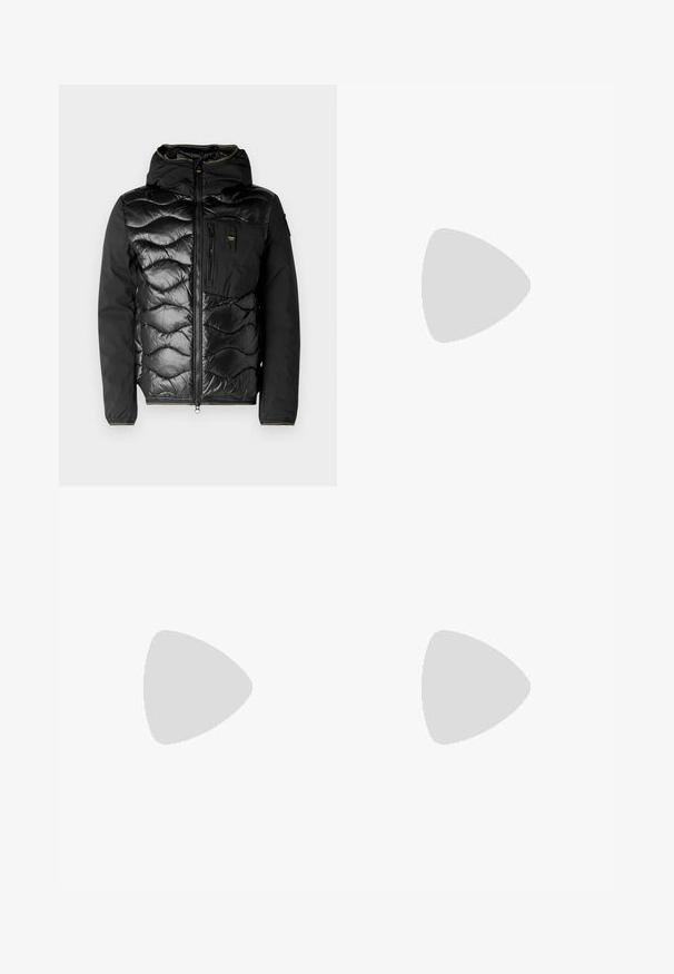 Blauer ALBERT - Piumino - black; Due polo shirt: uno blu navy e uno bianco, entrambi con un piccolo accento rosso, bianco e blu sulla tasca del petto e sul colletto.; Jeans in denim blu a taglio slim con cinque tasche, passanti per cintura e chiusura con bottone e zip.; Sneaker sportivo bianco con tomaia in pelle liscia, chiusura con lacci, punta perforata e suola decorata. Design minimalista con tre strisce laterali.