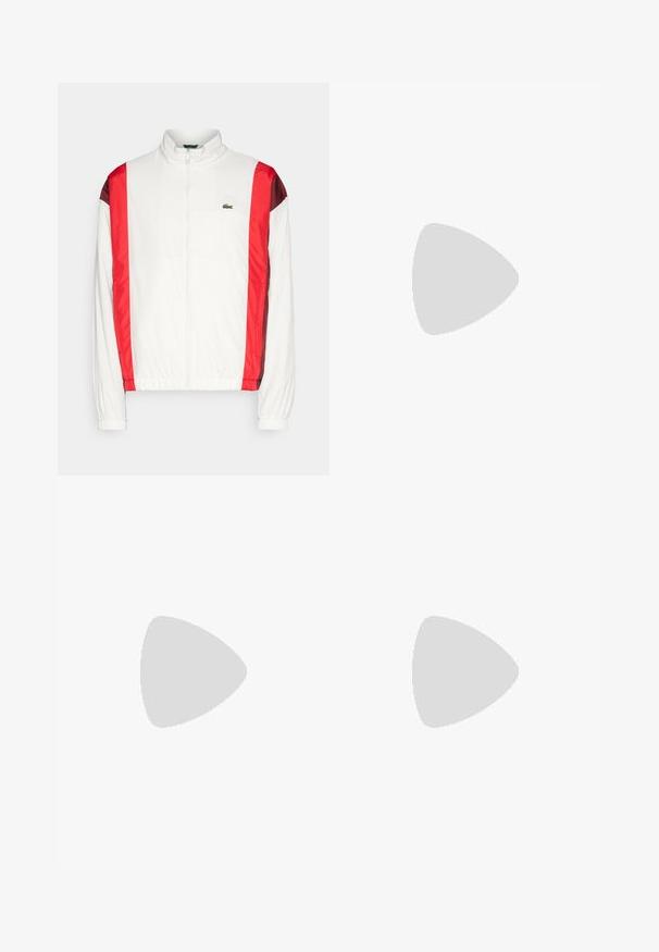 Hvit trackjakke med røde og maroon striper på skuldrene, glidelås, elastiske mansjetter og Lacoste-logo på brystet. Glatt tekstur.; Lyseblå langermet skjorte laget av glatt stoff, med klassisk krage, knappåpning foran og en liten grønn logo på brystet.; Hvit bomulls T-skjorte med rund hals, korte ermer og en liten grønn brodert logo på brystet. Klassisk rett passform.; Blå denimjeans med rett ben-design, med en falmet vask, fem lommer og en knapp-og-glidelås lukking i livet.; Hvite lær sneakers med perforert tåboks, flate snørebånd og polstret krage. Har preget logo på siden og strukturert gummisåle.