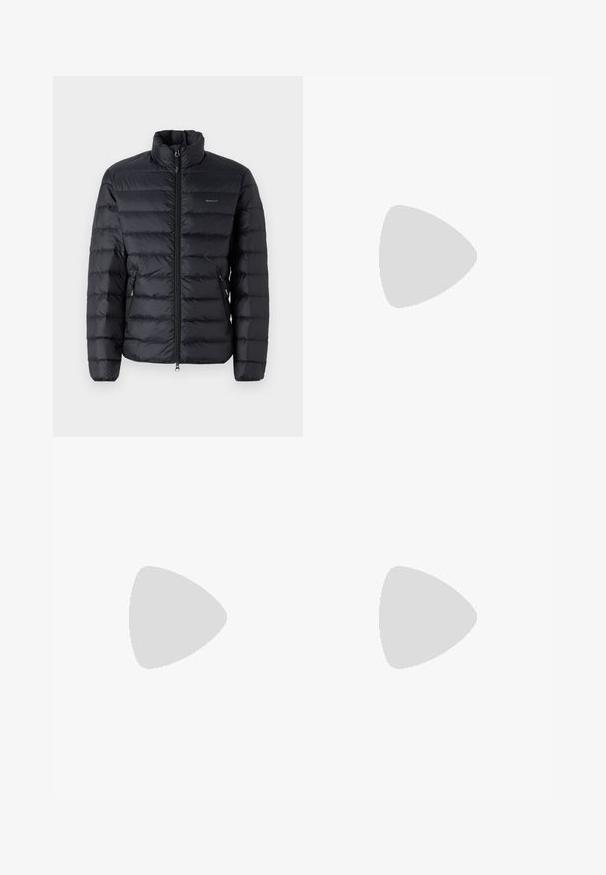 Zwarte gewatteerde jas met een hoge kraag, voorzien van horizontale stiksels, ritszakken en een logo op de linkerkant van de borst. Lichtgewicht materiaal.; Witte katoenen T-shirt met een ronde hals, korte mouwen en een klein geborduurd logo met bergen en tekst op de linkerborst.; Lichtbeige sweatpants van katoen, met een elastische tailleband, geribde boorden en een groen logo met een bladerenontwerp op het linkerpand.; Witte leren sneaker met ronde neus, vetersluiting aan de voorkant en zwarte hakaccent. Beschikt over een klein geborduurd krokodillenlogo aan de zijkant.