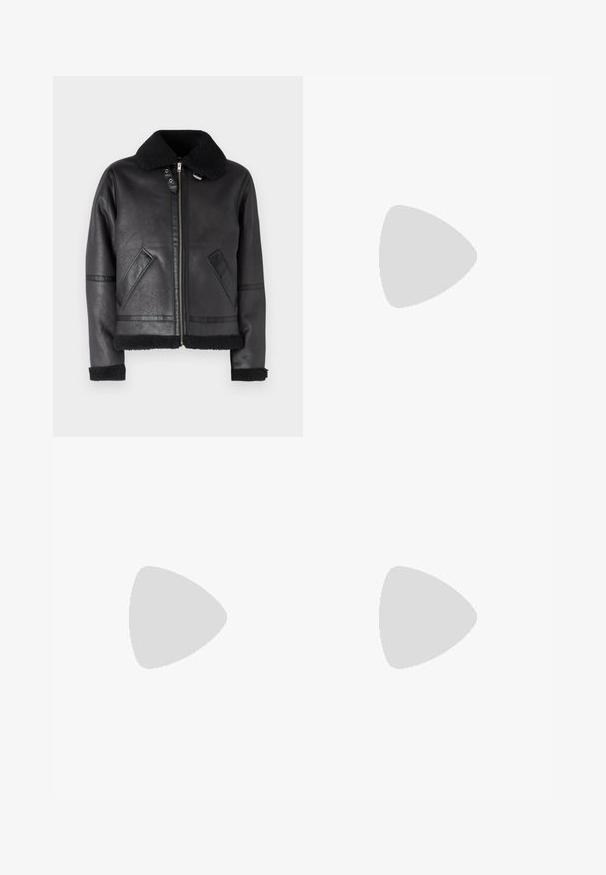 Schwarze Lederjacke mit einem weichen schwarzen Kragen, Reißverschluss, Seitentaschen und strukturiertem Design an Ärmeln und Saum.; Schwarzes Baumwoll-T-Shirt mit kurzen Ärmeln und rundem Ausschnitt, mit einem kleinen weißen Levi's-Logo auf der Brust, glatte Textur, klassischer Schnitt.; Schwarze Hose aus glattem Stoff, mit geradem Bein Design, zwei vorderen Falten und einem Standardbund mit Gürtelschlaufen.; Schwarze Sneakers mit einer strukturierten, krokodilPrägung aus Leder, runder Zehenpartie und einer kontrastierenden weißen Gummisohle mit glatter Oberfläche.