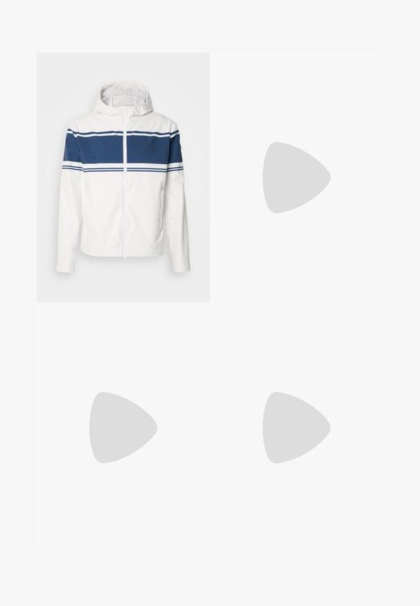 Λευκό μπουφάν με κουκούλα και φερμουάρ μπροστά, με μπλε οριζόντια ρίγα και λεπτές λευκές λεπτομέρειες στην περιοχή του στήθους. Λείος υφ�ασμάτινος ιστός.; Λευκή κοντομάνικη μπλούζα με ριγωτή υφή. Στρογγυλή λαιμόκοψη, χαλαρή εφαρμογή, χωρίς ορατά σχέδια ή λεπτομέρειες. Απλός και ευέλικτος σχεδιασμός.; Μπεζ chinos με ίσια γραμμή, βρόχους ζωνάκι, κλείσιμο με κουμπί και φερμουάρ μπροστά, και πλευρικές τσέπες.; Μπεζ σουέντ αθλητικά παπούτσια με στρογγυλή μύτη, κορδόνια και υφή στην πίσω πλευρά. Λευκή καουτσούκ σόλα προσφέρει αντίθεση. Απλός και μοντέρνος σχεδιασμός.