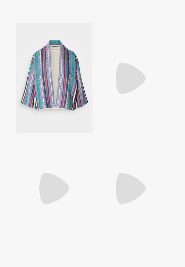 Cardigan de style kimono coloré présentant un mélange de rayures en turquoise, bleu marin, rose et blanc avec des motifs géométriques. Dos ouvert, manches courtes.; Chemise à boutons avec des rayures verticales dans des nuances de bleu, noir et blanc. Fabriquée en tissu lisse avec un col classique et une fermeture à boutons.; Jeans à jambe large en denim bleu foncé, avec une taille haute, une ceinture en tissu assorti avec une boucle en or et des détails de couture renforcée.; Bottes de cow-boy en cuir tan avec un bout pointu, des motifs en spirale brodés sur la tige, et un talon bloc empilé. Équipées d'une languette pour un enfilage facile.