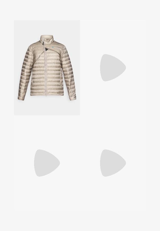 Chaqueta acolchada ligera en beige con cuello alto, cremallera frontal y un acento diagonal en negro. Tejido texturizado con un patrón de acolchado horizontal.; Camiseta blanca de algodón con escote redondo y mangas cortas, con un logo dorado de EA7 Emporio Armani impreso en el frente.; Pantalones cortos deportivos negros de tejido suave, con una cintura elástica y un pequeño logo amarillo de EA7 en la parte inferior de la pierna izquierda.; Zapatilla de cuero blanca con un acabado suave, puntera redonda, cordones planos y suela texturizada. Cuenta con un sutil logo en el talón.