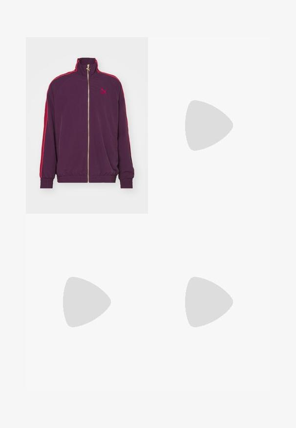 Puma T7  PLAY.LOUD. TRACK - Sportinė striukė - midnight plum; Juodas medvilnės marškinėliai su apvaliu kaklu, trumpomis rankovėmis ir mažuoju iškilniu logotipu kairiajame krūtinės šone. Klasikinis siluetas ir glotni tekstūra.; Juodi sportiniai kelniai, pagaminti iš minkštos medžiagos, su elastinga juosmena, raišteliu ir siaurėjantys ties apačia, su subtiliu logotipu šone.; Juodas sportinis batelis su tekstūruota odine viršutine dalimi, sidabriniu logotipu, balta vidurine dalimi ir juodu guminio profilio padu. Papuoštas rožiniais akcentais ir raišteliais.