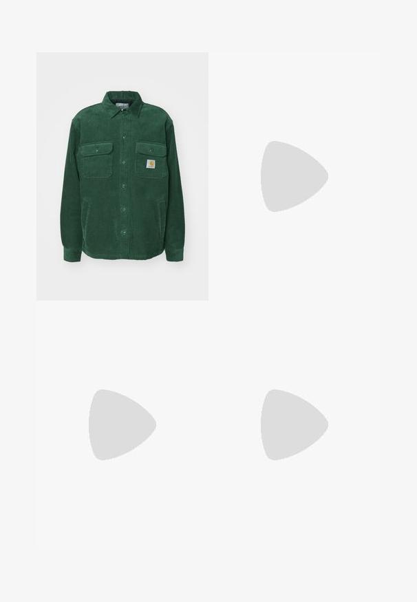Carhartt WIP WHITSOME - Lengva striukė - sycamore tree; Balta, ilga rankovė T-maiša, pagaminta iš medvilnės. Apvalios iškirptės dizainas su raukiniais ant rankovių ir nedidelis logotipas ant kairės rankovės. Glotni tekstūra.; Žalios velvetinės kelnės su tiesiu kirpimu, turinčios penkis kišenes, metalinį sagutį ir tekstūruotą ripsinį paviršių.; Juodas audinio sportbačių modelis su baltais raišteliais, smėlio spalvos guminiu padu ir raudona akcentu kulne. Apvalus kojų pirštų dizainas ir minimalus siuvimo detalizavimas.