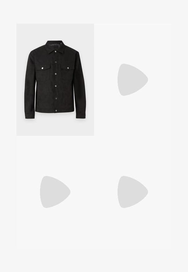 Chaqueta de ante negro con cierre de botones en la parte delantera, dos bolsillos en el pecho y botones a presión de metal. Presenta un cuello clásico y una textura suave.; Camisa negra con botones, hecha de una tela suave, que presenta dos bolsillos en el pecho, un cuello tipo punta y puños abotonados. Diseño simple con un mínimo de detalles.; Jeans de denim azul claro con un diseño de pierna recta, cintura alta y detalles de costura mínimos. La tela tiene una textura suave y ligeramente desvanecida.; Mocasines de piel negra con un acabado suave, que presentan un detalle de correa en la parte delantera y una suela de goma gruesa con acentos acanalados.