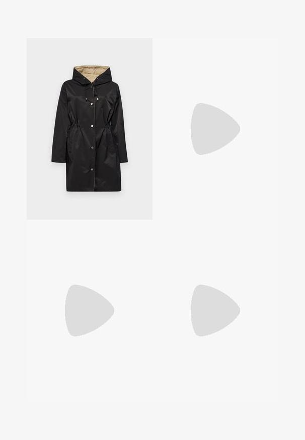Lauren Ralph Lauren REVERSIBLE HOODED ANORAK - Parka - black/birch tan; Čierne bavlnené tričko s krátkymi rukávmi, okrúhlym výstrihom a malým bielym logom v dolnom ľavom rohu. Klasický, voľný strih s minimalistickým designom.; Čierne prispôsobené nohavice s vysokým pásom, prednými záhybmi, rovnými nohavicami a manžetami na leme. Vyrobené z hladkej tkaniny.; Čierne kožené nazúvacie topánky s vystúpeným švom, strieborným kovovým detailom na hornej časti a bielou gumovou podrážkou s vytlačeným brandingom.