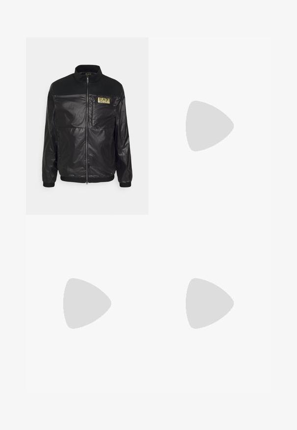 EA7 Emporio Armani JACKET - Bomberjacka - nero; Vit bomull t-shirt med rund halsringning och korta ärmar, med en guld EA7 Emporio Armani-logotyp tryckt på framsidan.; Svarta träningsshorts i mjukt tyg, med ett elastiskt midjeband och en liten gul EA7-logotyp på nedre vänstra benet.; Vita lädersneakers med en jämn yta, rund tå, platta snörningar och en strukturerad sula. Har en diskret logotyp på hälen.