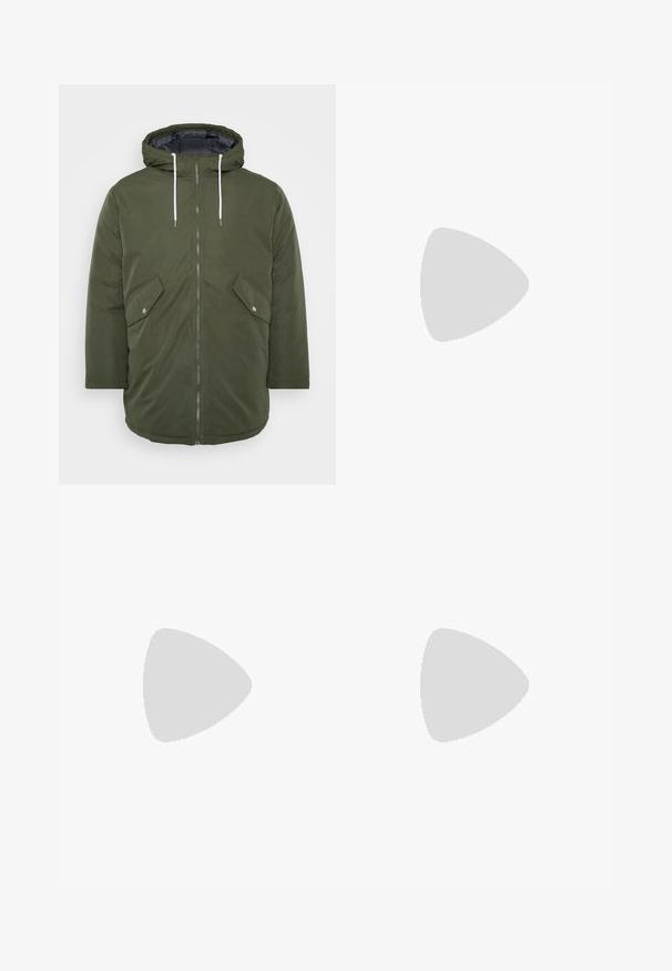 Veste rembourrée vert olive avec capuche, fermeture éclair, deux poches avant et cordons blancs, présentant une texture extérieure lisse.; Deux polos : un bleu marine et un blanc, tous deux avec un petit accent rouge, blanc et bleu sur la poche poitrine et le col.; Jean en denim bleu foncé avec une coupe slim, décoloration subtile, cinq poches et une fermeture à bouton en métal. Accents cousus dans une couleur contrastante.; Baskets blanches en matériau synthétique. Présentent une texture lisse, un bout rond, un design à lacets et des accents rayés sur les côtés.