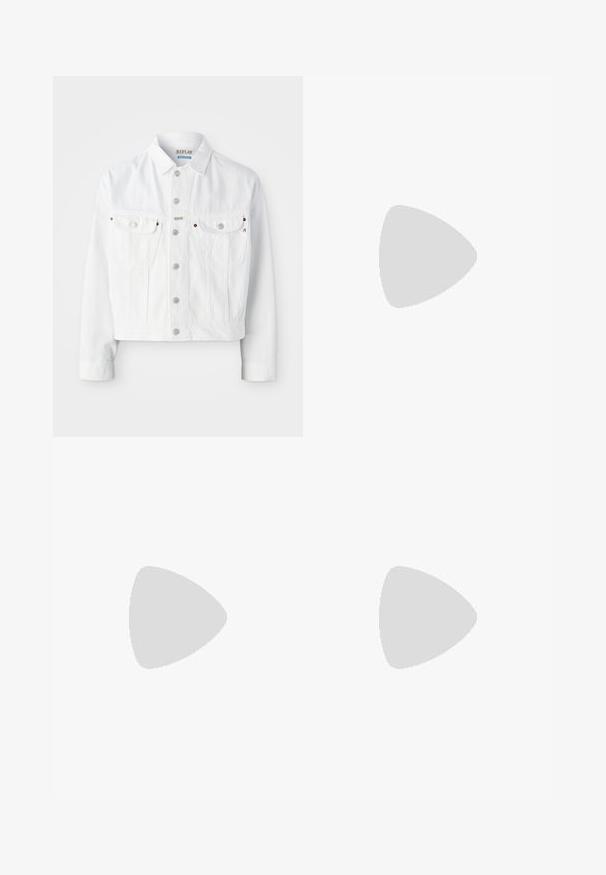 Replay M9Z1 JACKET - Traper jakna - natural white; Bjela pamučna majica s kratkim rukavima i okruglim izrezom. U središtu se nalazi natpis "DOBRODOŠLI U RAJ" u zakrivljenom zelenom fontu.; Bež chinos hlače ravnog kroja s petljama za remen, prednjim gumbom i zatvaranjem nazip, te kosi prednjim džepovima.; Bež nubuk tenisice s okruglim vrhom, vezanjem sprijeda i teksturiranim stražnjim naglaskom. Bijela gumena potpetica pruža kontrast. Jednostavan i moderan dizajn.