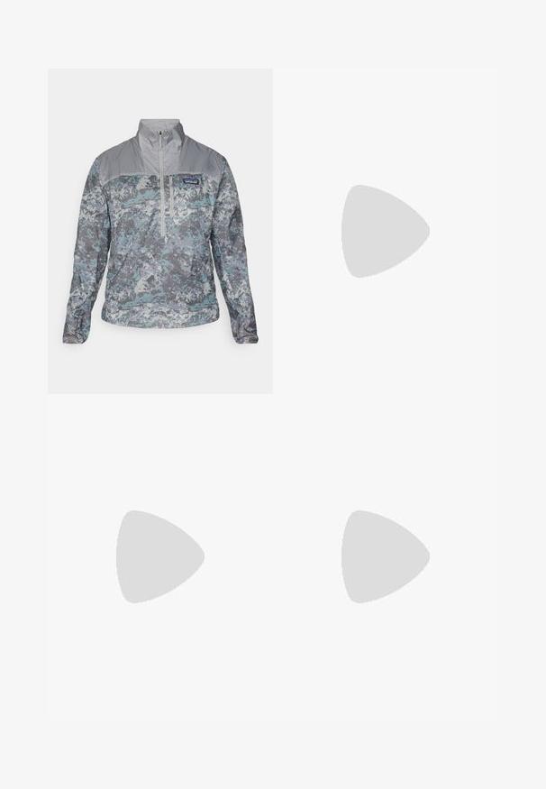 Casaco leve de pullover em padrão de camuflagem cinza e azul, com colarinho alto, fecho de zíper em metade da frente e detalhes em tecido texturizado.; T-shirt preto da Columbia com arte em linha branca circular representando montanhas e rios, e o texto "Columbia Sportswear Company Outside Since 1938."; Leggings pretos com uma cintura alta, cordão, textura suave e design ajustado. Apresentam detalhes de costura ao longo das laterais.; Bota de caminhada preta com design de cano médio, apresentando um upper texturizado, detalhes cinzentos e sola de borracha durável com cravos de tração.
