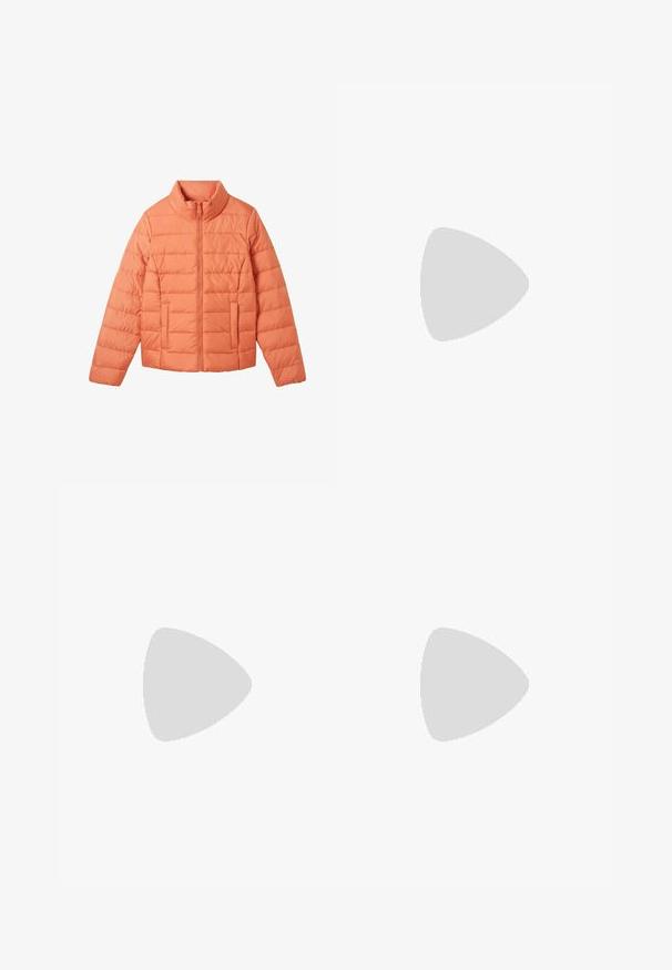 TOM TAILOR Winterjacke - dusty apricot; Gestreiftes Langarmoberteil in Marineblau und Weiß mit einem Bootsausschnitt und goldfarbenen Knopfdetails an den hochgekrempelten Ärmeln. Weicher Stoff, entspannter Schnitt.; Schwarzer, plissierter Rock aus strukturiertem Stoff mit einem taillierten Bund. Fällt knielang und hat eine glatte, klare Silhouette.; Schwarze Lackleder-Slingback-Absätze mit spitzer Zehenform, einem runden Ausschnitt-Design und einem Blockabsatz. Mit einem goldfarbenen Schnallenakzent.