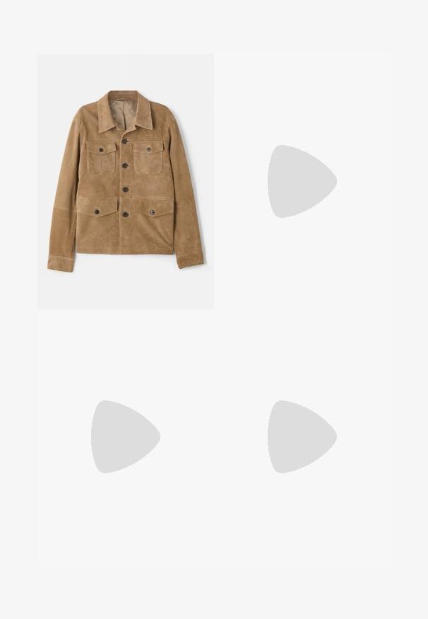 Jachetă din suede bej, cu guler clasic, patru buzunare frontale și închidere cu nasturi. Dispune de o textură netedă și o croială ajustată.; Tricou din bumbac negru, cu guler rotund, mâneci scurte și un imprimeu alb cu logo pe partea stângă a pieptului. Design simplu, de culoare uniformă.; J.LINDEBERG LOIS CLOUD PANTS - Pantaloni - moonbeam; Pantofii negri din material textil, cu accent din piele netedă pe partea superioară, design cu vârf rotund și talpă din cauciuc de profil redus.