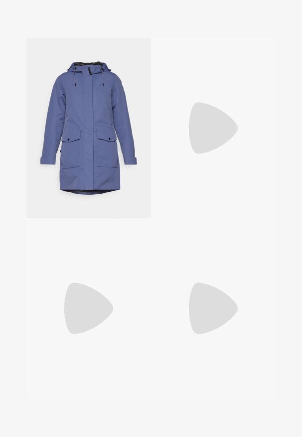 Parka leggera blu con cappuccio, due tasche frontali e foderatura nera. Presenta cordini regolabili e dettagli con bottoni.; Maglietta a maniche lunghe grigia scura con una grafica di alberi rossi e montagne; logo "COLUMBIA" in caratteri bianchi in grassetto. Tessuto morbido, scollatura a girocollo standard.; Pantaloni blu navy realizzati in tessuto liscio, con chiusura frontale a bottone, design slim-fit e pieghe decorative sulle ginocchia.; Scarpa da corsa leggera e grigia con tomaia in rete traspirante, accenti testurizzati, logo del marchio prominente e suola robusta e patternizzata.