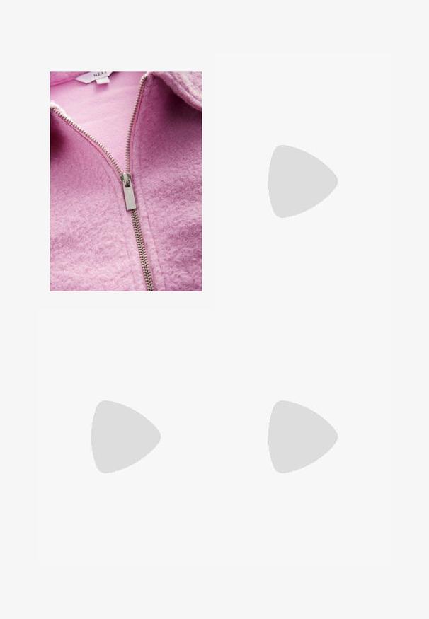 Pehmeä vaaleanpunainen fleece-zip-up-takki, jossa on teksturoitu pinta, hopeanvärinen vetoketjusulku ja näkyvä sisävuori kauluksessa.; Valkoinen lyhythihainen T-paita, joka on tehty puuvillasta. Siinä on pyöreä kaula-aukko ja rento malli. Silkkinen pinta ilman näkyviä kuvioita tai koristeita.; Valkoiset leveälahkeiset housut kevyestä kankaasta. Ominaisuuksiin kuuluu elastinen vyötärö, jossa on nauhakuuluma ja sivutaskut. Sileä rakenne.; Stradivarius Matalavartiset tennarit - white