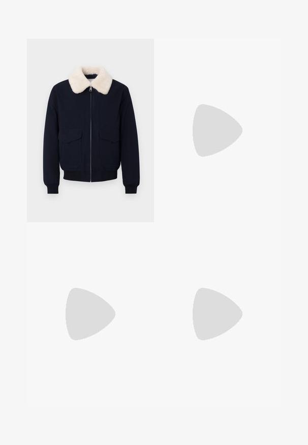 Granatowa kurtka bomberka z kremowym kołnierzem z imitacji owczej skóry; posiada zamek błyskawiczny i dwie przednie kieszenie; ściągacze na mankietach i w pasie.; Biała koszula z długim rękawem na guziki, wykonana z bawełny, z kieszonką na piersi z tonowym haftem, kołnierzykiem i zapięciem na guziki przy mankietach.; Brązowe, wysokiej talii spodnie wykonane z teksturowanej tkaniny. Posiadają szerokie nogawki i dwa przednie zakładki dla lepszej struktury. Starannie wykończone, bez widocznych elementów metalowych.; Czarne skórzane mokasyny o gładkiej fakturze, zaokrąglonym nosku i dekoracyjnym pasku na przodzie. Niski, warstwowy obcas, minimalistyczny design.