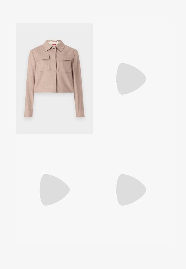 Kuttet beige jakke i et fint pinstripe-mønster, med kragehals, to brystlommer og detaljer med sølvknapper.; Svart gjennomsiktig bluse med brodert blomstermønster, lange ermer, knappestolpe foran, og knytefeste i kragen. Strukturert stoff, kort passform.; Lys rosa shorts laget av bomullsblandingsmateriale, med høy midje, folder og hemmet bunn med synlige sømdetaljer.; Svart skinnhæl med spiss tå, ankelrem og tynn hæl. Glatt tekstur med gullakzent ved hælbasen.