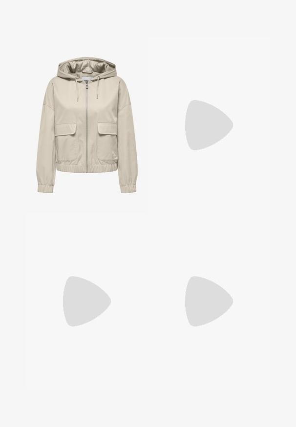 Bežs viegls jaku ar kapuci, priekšējo rāvējslēdzēju, divām kabatām ar uzlīmēm un elastīgiem aproces un apakšmalu. Gluda tekstūra, ikdienas dizains.; Even&Odd Apdrukāts T-krekls - white; Gaiši zila augsta jostasvieta plaša ar biksēm ar pogu aizdari, priekšējām kabatām, jostas cilpiņām un vieglu izbalējušu apdari.; Zilas zamšādas kurpes ar rozā svītrām un baltām šņorēm, aprīkotas ar gumijas zoli, kopā ar brīvām džinsu biksēm uz zaļas virsmas.