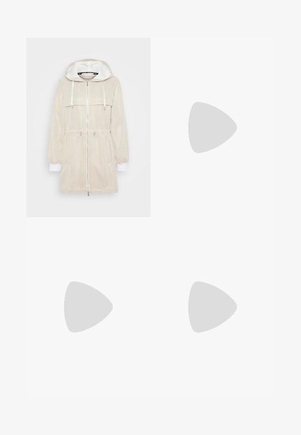Giacca con cappuccio beige in tessuto texturizzato, con zip frontale, due tasche sul petto, vita regolabile con cordino e polsini bianchi. Design minimalista senza motivi.; T-shirt in cotone nero con maniche corte, colletto a girocollo e piccolo logo bianco "Calvin Klein" sul petto. Texture liscia, vestibilità classica.; Pantaloni neri a gamba larga con una texture liscia, dotati di una vita elastica con l'etichetta "Calvin Klein" in testo bianco. Design minimalista.; Scarpa slingback nera con punta affilata e tacco basso, realizzata in pelle liscia e con un design a taglio laterale per favorire la traspirabilità.