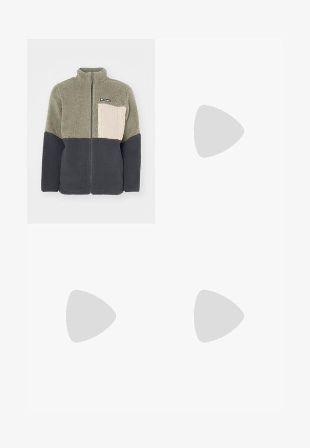 Columbia MOUNTAINSIDE™  khaki; Szara koszulka z krótkim rękawem, wykonana z bawełny; posiada subtelne logo w odcieniach pomarańczowego i burgundowego na piersi. Podstawowy fason z okrągłym dekoltem.; Czarne dresy z elastycznym pasem, luźny krój, ściśnięte nogawki, gładka tekstura, bez widocznych wzorów lub ozdób.; Czarne buty sportowe z teksturowanej tkaniny i gumowymi podeszwami, z elastycznymi sznurówkami i niebieskim akcentem na pięcie. Noszone z jasnymi dżinsami.