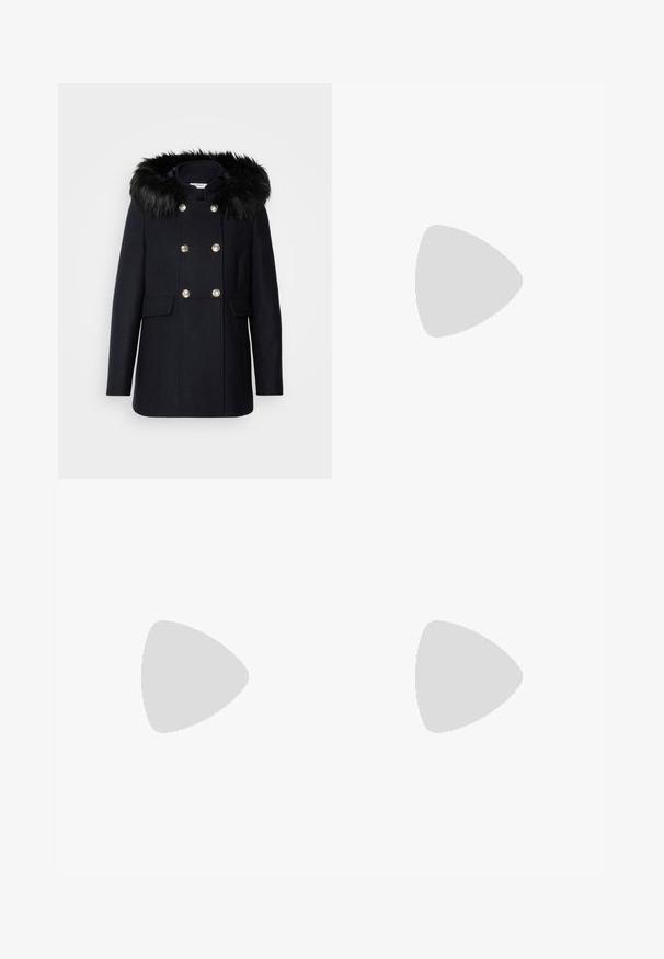 Jūrų peacoat su nuimamu juodu dirbtiniu kailiu, dvigubais auksiniais mygtukais, dviem priekinėmis kišenėmis ir tekstūruotu audiniu.; Balta trumpa rankovė T-marškiniai, pagaminti iš minkštos medvilnės. Charakterizuojami apvali kaklo iškirpte ir laisvu siluetu. Švarus dizainas be matomų raštų ar akcentų.; Balti plačios kelnės, pagamintos iš minkštos medžiagos, su raišteliu liemens srityje ir glotnia tekstūra. Nėra matomų raštų ar puošmenų.; Tamsiai mėlynos suknelės odos aulinukai iki kulkšnių su elastingu šoniniu paneliu, apvaliu pirštu ir bloko kulnu. Tekstūruota medžiaga ir lygi padas suteikia kontrastą.