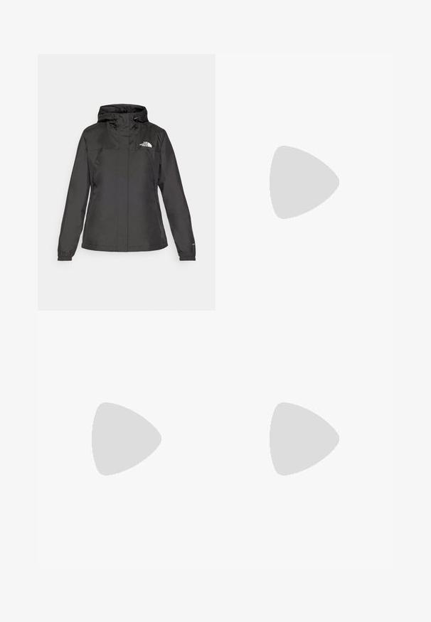 Svart vanntett jakke med en tettsittende design, justerbar snøring i hetten og elastiske mansjetter. Har logo på venstre bryst og en glatt tekstur.; The North Face SHADOW LONG SLEEVE - Topper langermet - white dune; Svarte nylon cargo-bukser med glidelås og justerbare mansjetter, flere lommer og en logo på høyre bein. Glatt, lett tekstur.; Sorte tursko med teksturert stoffoverdel, snøresystem og røff gummisåle. Utsmykket med reflekterende detaljer og logoer.