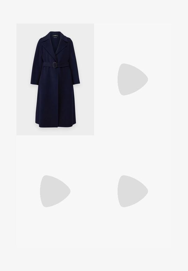 WEEKEND MaxMara MANU - Cappotto classico - blu; Top corto a maniche corte di colore bianco, in maglia, con scollatura rotonda. Presenta una texture liscia e accenti a coste sottili sulle maniche e sull'orlo.; Pantaloni neri sartoriali con un design a gamba dritta e ampia, caratterizzati da una superficie liscia e un fronte piatto con passanti per la cintura.; Scarpa con tacco alto in pelle nera, con punta affilata e tacco arrotondato e bombato. Texture liscia con un design elegante e minimalista.