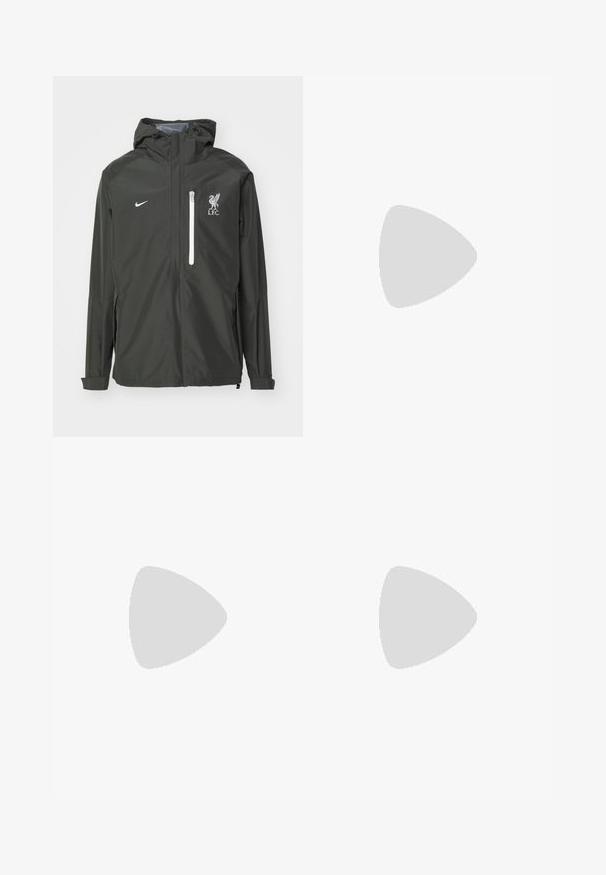 Mørkegrøn vandtæt jakke med hætte, der har en hvid lynlåslomme på brystet, Nike-logo og Liverpool FC-emblem på venstre bryst.; Sort Nike løbe T-shirt lavet af let, åndbart materiale, med korte ærmer og et lille hvidt logo på brystet.; Sorte atletiske bukser lavet af glat stof, med elastisk talje, smalnende ben og et lille hvidt logo på venstre side.; Sort atletiksko med en tekstureret overdel, hvid Nike swoosh og en hvid gummisål. Har en snørret design og dynamisk form.
