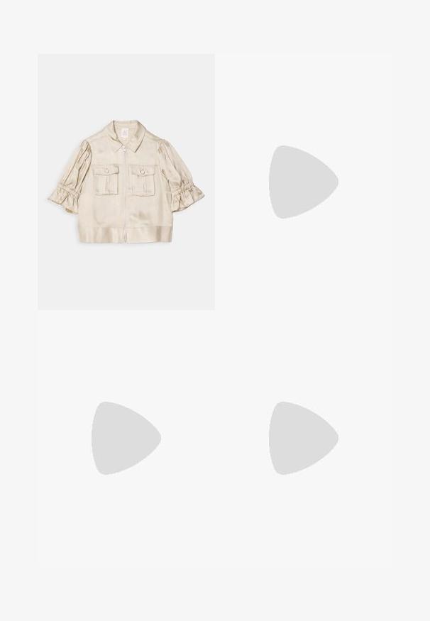 Cinq à Sept HOLLY JACKET - Vasaras jaka - khaki; Balta, īsā blūze, izgatavota no viegla auduma, ar apkakli, īsām piedurknēm un priekšējo pogu aizdari ar grumbuļotiem akcentiem.; Gaiši zili šorti ar rakstu, kas izgatavoti no teksturēta auduma, piedāvājot brīvu piegriezumu un pievienotās krokas, lai uzlabotu detaļas.; Bežīgas zamša līdz ceļiem boots ar brīvu dizainu, smailu purngalu un izturīgu, rievotu bloku papēdi. Gluda tekstūra un plūstoša forma.; Maza bēša rokassoma ar strukturētu apdari, zelta aksesuāriem, divām augšējām rokturiem un noņemamu siksnu, kurā ir vārds "VALENTINO" lieliem burtiem.