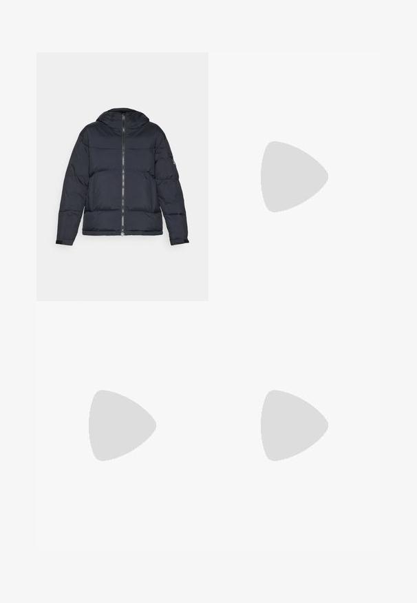 Námornícka puffer bunda s kapucňou, zipsom a elastickými manžetami. Má boxy strih a prešívanú textúru pre izolačné vlastnosti.; Biela bavlnená tričko s krátkymi rukávmi a okrúhlym výstrihom. Obsahuje čierne logo Adidas na hrudi a kontrastný čierny vnútorný golier.; Svetlomodré športové nohavice s elastickým pásom, bočnými zipsami a čiernymi bočnými akcentmi. Mäkkučký materiál s voľným, širokým strihom.; Čierne kožené tenisky s bielymi pruhmi, gumenou špičkou, čiernymi šnúrkami a krémovobielou podrážkou. Hladký povrch s lesklým finišom.