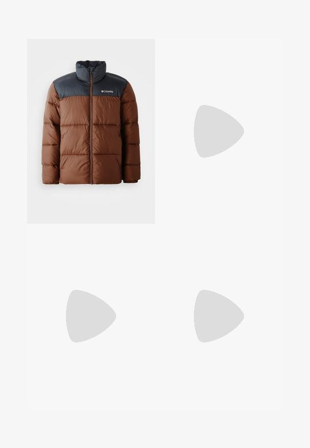 Veste rembourrée marron et gris foncé avec un col haut, fermeture éclair à l'avant et logo sur la poitrine ; présente des sections matelassées pour l'isolation.; T-shirt blanc à manches longues en coton. Design à col rond avec des poignets côtelés et un petit logo sur la manche gauche. Texture lisse.; Pantalons noirs en tissu durable avec une coupe droite, dotés d'une fermeture à bouton à l'avant, de passants de ceinture et sans motifs ni accents visibles.; Baskets en tissu noir avec lacets blancs, semelle en caoutchouc beige et accent rouge au talon. Bout arrondi et détails de couture minimes.