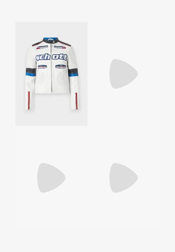 Balta ādas motociklu jaka ar perforētiem elementiem, ziliem un melniem akcentiem, sarkanām svītrām uz piedurknēm un izšūtiem logotipiem.; Balts īsām piedurknēm T-krekls, kas izgatavots no mīksta kokvilnas. Tam ir apaļš izgriezums un brīvs piegriezums. Tīrs dizains bez redzamām rakstiem vai akcentiem.; Melnas platās bikses ar augstu jostasvietu, pogu detaļām uz jostas un priekšējām krokām.; Melnas ādas sūkņi ar smailu purngalu un zemu bloku papēdi. Iezīmēts ar potītes siksniņu ar zelta krāsas sprādzi. Gluda tekstūra.