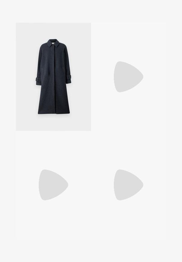 Samsøe Samsøe ALMA COAT - Cappotto classico - blue; Maglietta in cotone nera con scollatura tonda, maniche corte e logo ricamato sul petto. Design semplice e vestibilità rilassata senza motivi.; Pantaloni neri su misura con un design a gamba dritta, caratterizzati da una texture liscia e pieghe ben definite sul davanti. Senza hardware visibile.; Tacchi slingback in pelle nera con punta affusolata, caratterizzati da un tacco alto e un accento dorato sulla cinghia regolabile. Texture liscia.