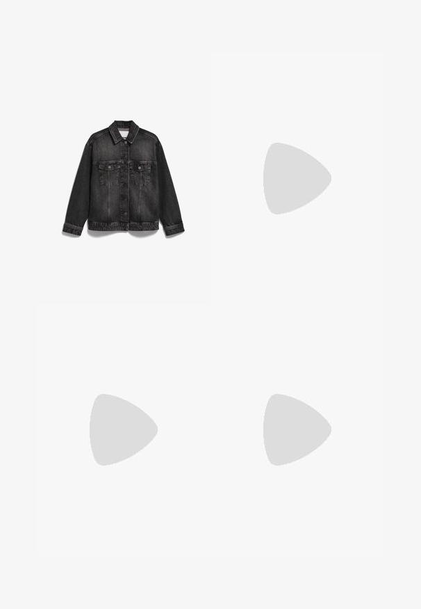 Schwarze Jeansjacke mit Knopfverschluss, zwei Brusttaschen, spitzen Kragen und langen Ärmeln. Mit einem verblassten Textur-Look.; Braunes Polohemd mit kurzen Ärmeln aus geripptem Material, mit Kragen und einer Knopfleiste mit drei Knöpfen. Hat eine einfarbige Optik und eine lockere Passform.; Cremfarbene Denim-Jeans mit lockerer Passform, fünf Taschen, Kupferbeschlägen und passendem Nähten. Mit Knopfverschluss und Gürtelschlaufen.; Schwarze Leder-Sandalen mit einem Riemendesign, offenem Zehenbereich und Knöchelverschluss. Sie verfügen über einen niedrigen Blockabsatz und eine glatte, matte Textur.; Schwarze Leder-Umhängetasche mit geschwungener Form, Reißverschluss und verstellbarem Tragegurt. Auf der Vorderseite mit eingeprägtem Logo.