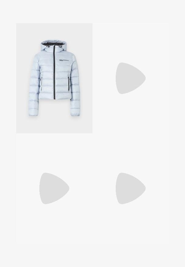 Casaco puffer azul claro com capuz, fecho éclair frontal e dois bolsos laterais. Apresenta costura horizontal e um logo preto no peito.; T-shirt de algodão preto com decote redondo, mangas curtas e um logótipo bordado no peito. Corte simples e descontraído, sem padrões.; Jeans de denim de cintura alta, em azul claro, com pernas largas, frente plissada, fecho de botão e bainha reta com costura exposta.; Saltos slingback em couro preto com bico fino, apresentando um salto esguio e um detalhe em tom dourado na alça ajustável. Textura suave.